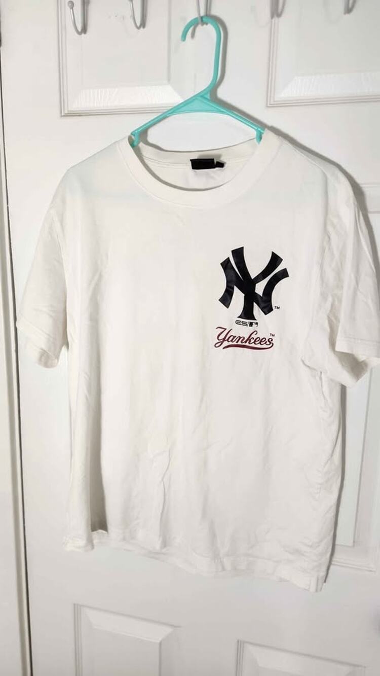 MLB White Eversports (ES) Yankees T-shirt  mens L /womens XXL